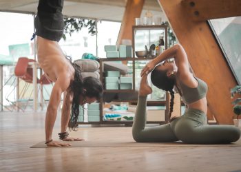 Vrouwen tijdens een yoga les