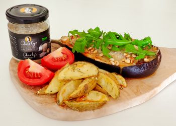 Aubergines uit de oven met tomaat, ui, vegan kaas en aardappeltjes