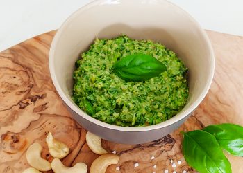 Zo maak je een gezonde vegan groene pesto