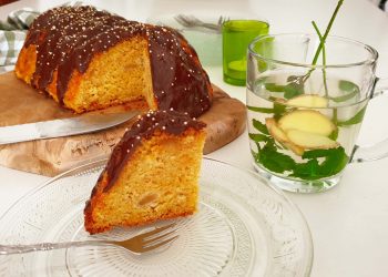 mango gember taart op tafel met kop thee