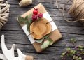 cadeautje op een donkere tafel met natuurlijke objecten