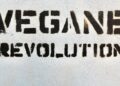 Vegan revolutie tekst geschreven op een muur